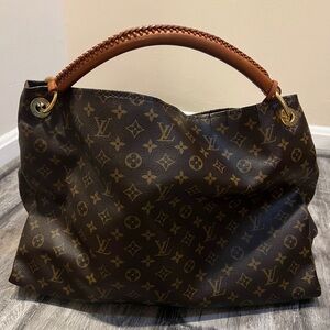 Louis Vuitton Artsy GM Monogram Detail